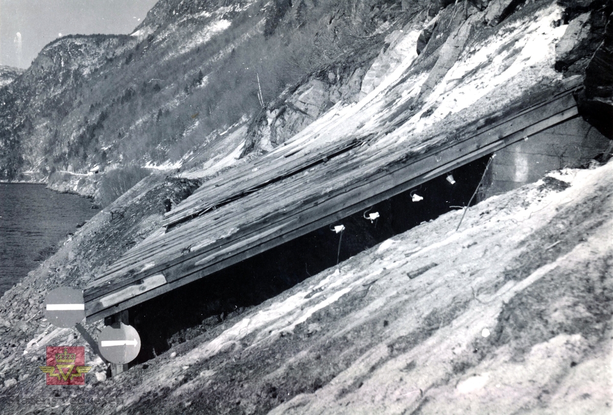 Ras på riksveg 16  Oppdølstranda en gang på slutten av 1950-tallet - begynnelsen av 1960-tallet. 

Rasoverbygget i stålkonstruksjon med tretak ble benyttet, med smale overbygg som også kunne ligge i kurve.

Vegen Surnadal-oppdøl tok til som "nødsarbeid" i 1921. Vegen ble åpnet for trafikk i 1927 og fikk riksvegstatus i 1934. Oppdølstranda var et av de mest rasfarlige riksvegparsellene i fylket, og vegen ble ofte stengt av store snøras. Et stort sikrings- og ombyggingsarbeid, med bygging av tre tunneler; Fonnefonna- (613 meter), Trettøy- (1182 meter) og Midtbekktunnelen (1042 meter), ble sett i gang i åra 1963-69 og fullført 1971-74.

(Kilder: Boka "Om samferdsel i Møre og Romsdal Del II: Samfunn og ferdsel", forfatter Arne Inge Torvik m.fl., og informasjon fra pensjonerte ansatte i Statens vegvesen i Møre og Romsdal.)