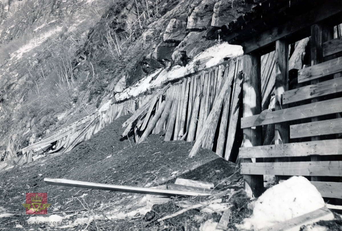 Ras på riksveg 16 Oppdølstranda en gang på slutten av 1950-tallet - begynnelsen av 1960-tallet. 

Rasoverbygget i stålkonstruksjon med tretak ble benyttet, med smale overbygg som også kunne ligge i kurve.

Vegen Surnadal-oppdøl tok til som "nødsarbeid" i 1921. Vegen ble åpnet for trafikk i 1927 og fikk riksvegstatus i 1934. Oppdølstranda var et av de mest rasfarlige riksvegparsellene i fylket, og vegen ble ofte stengt av store snøras. Et stort sikrings- og ombyggingsarbeid, med bygging av tre tunneler; Fonnefonna- (613 meter), Trettøy- (1182 meter) og Midtbekktunnelen (1042 meter), ble sett i gang i åra 1963-69 og fullført 1971-74.

(Kilder: Boka "Om samferdsel i Møre og Romsdal Del II: Samfunn og ferdsel", forfatter Arne Inge Torvik m.fl., og informasjon fra pensjonerte ansatte i Statens vegvesen i Møre og Romsdal.)