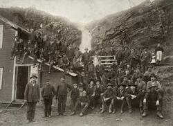 Arbeidsstokken ved Giken gruver i Sulitjelma, ca. 1900.