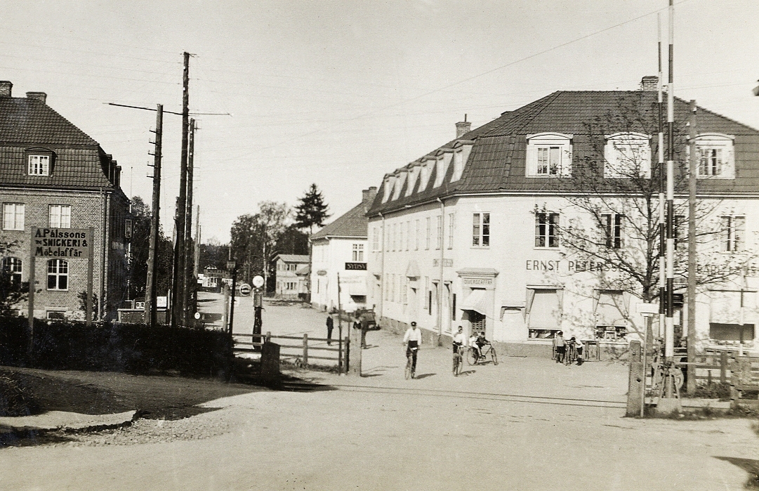 Affärer m.m. i Ryd. 
Under fotot text: "Ryd, Sommaren 1930".