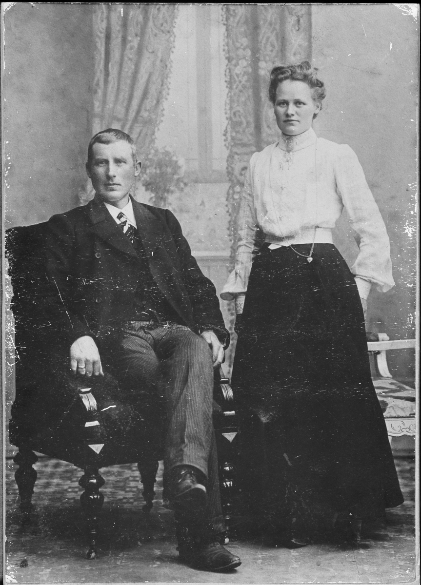 Portrett av ekteparet Johan Johansen Hegvik og Olise Olsdatter Kvam Hegvik