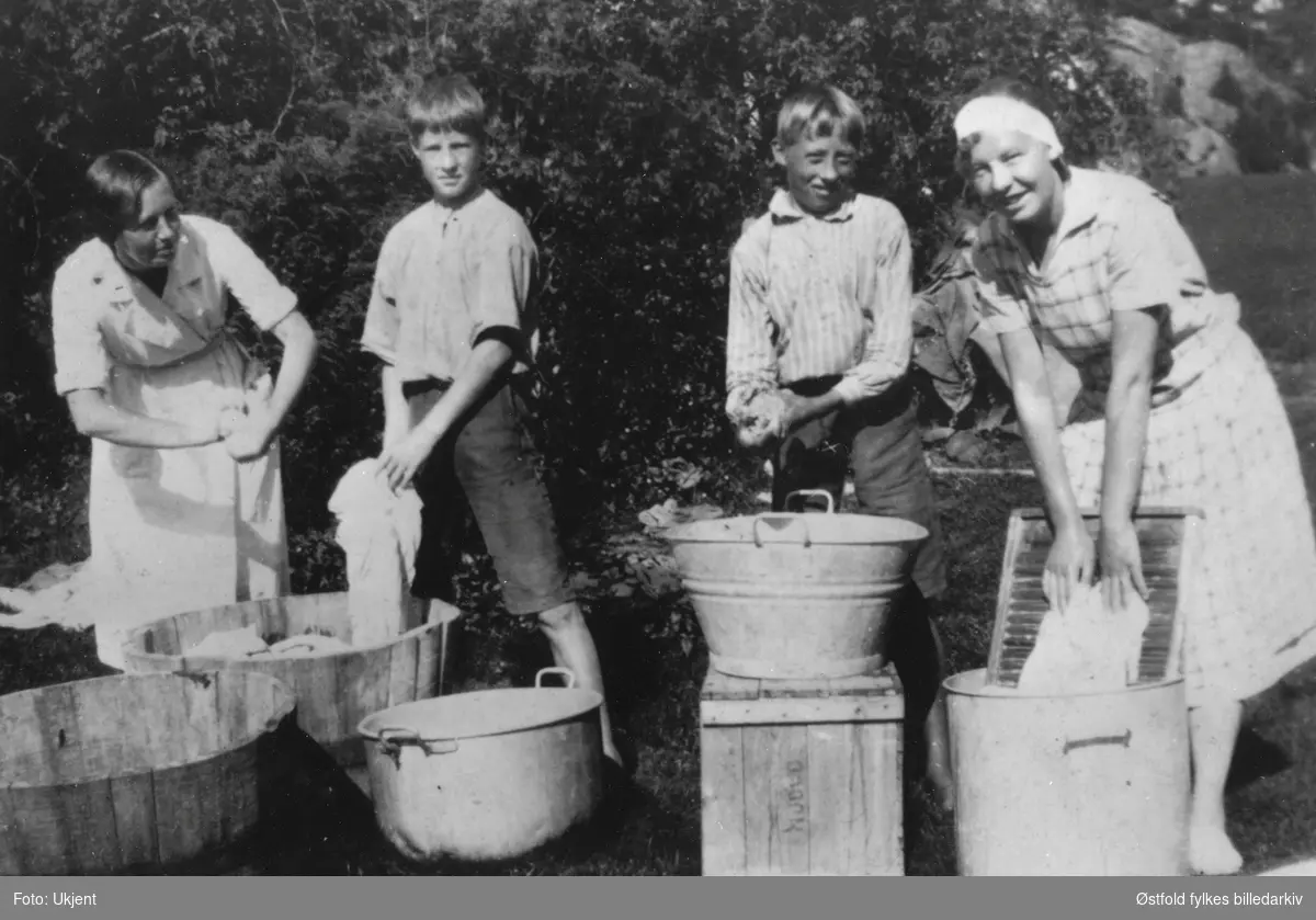 Klesvask på leirstedet Sauevika på Hvaler i august 1932. 
Fra venstre: Åse Foss, Rolvsøy, Sverre (Sarpsborg), Harry Nilsen, Martha Martinsen (Rolvsøy). Ludvik Østby eide Sauevika. Harry Nilsen: "Vi måtte hjelpe til vi, skjønner du!".