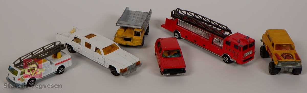 Seks miniatyrmodeller av kjøretøy. Alle har innskriften MAJORETTE samt et nummer på undersiden. Samlingen består av to brannbiler, en dumpertruck, en limousine, en VW golf og en Jeep Cherokee. Kjøretøyene er hovedsakelig laget av metall, med detaljer av plast. To av kjøretøyene har plastunderstell. Hovedfargene er rød, gul og hvit og størrelsen varierer fra skala 1:56 til 1:100.