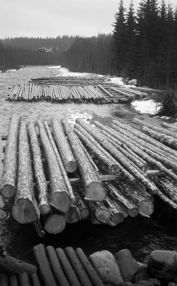 Tømmertillegging ved Lønnumsbroen. Stokkeelva, Gjøvik, Oppland.