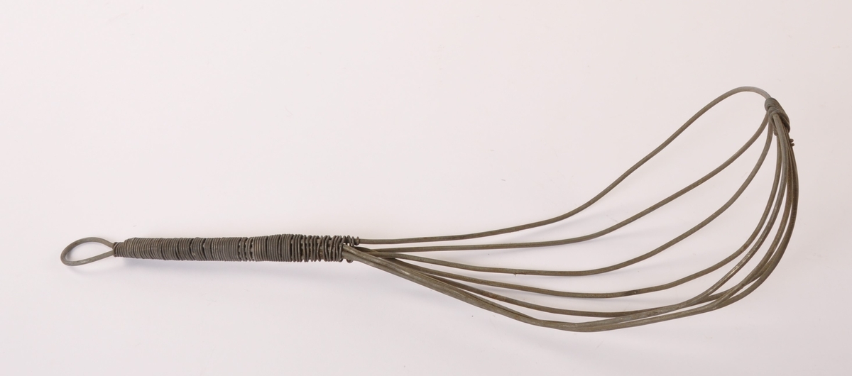 Kjøkkenredskap av ståltrådarbeid formet som øse. Omviklet ståltråd til skaft og øye for oppheng.