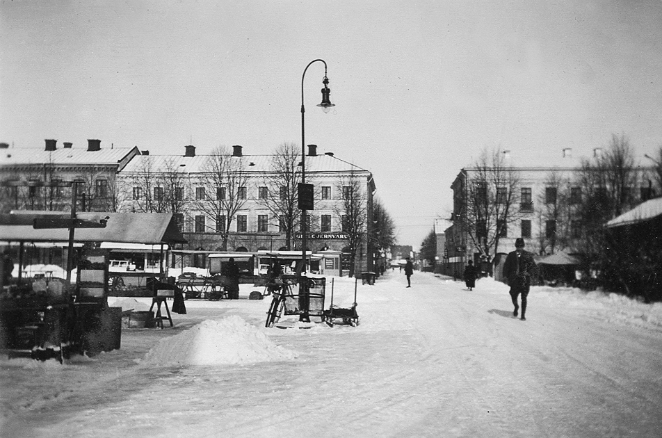 En vinterbild av Gävle torg med torgstånd. 
Under fotot text: "Gävle torg med dess stånd".