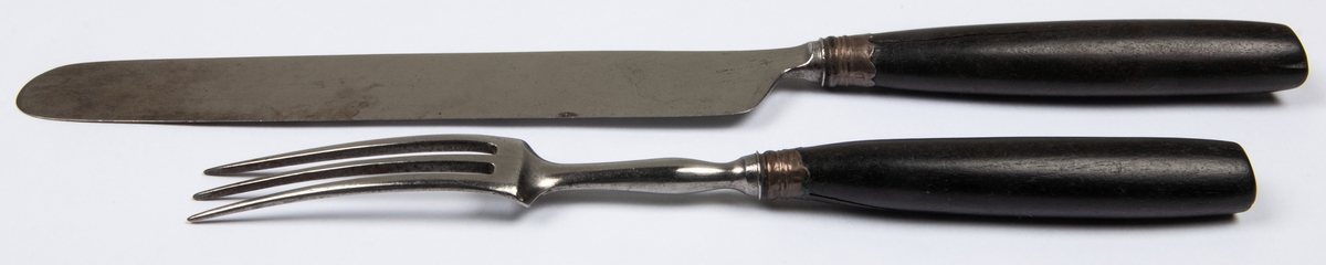 Knivar och gafflar, 5 par, skaft är svärtat trä med silverbeslag.