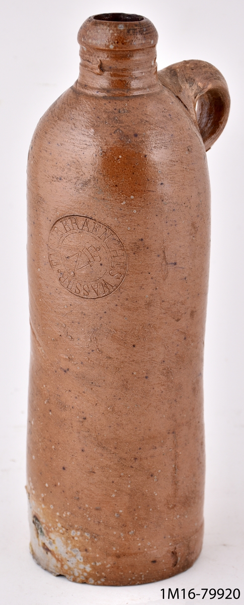 Stenkrus, brunt med ett öra, rund djupstämpel: " EMSER KRAENCHES WASSER"