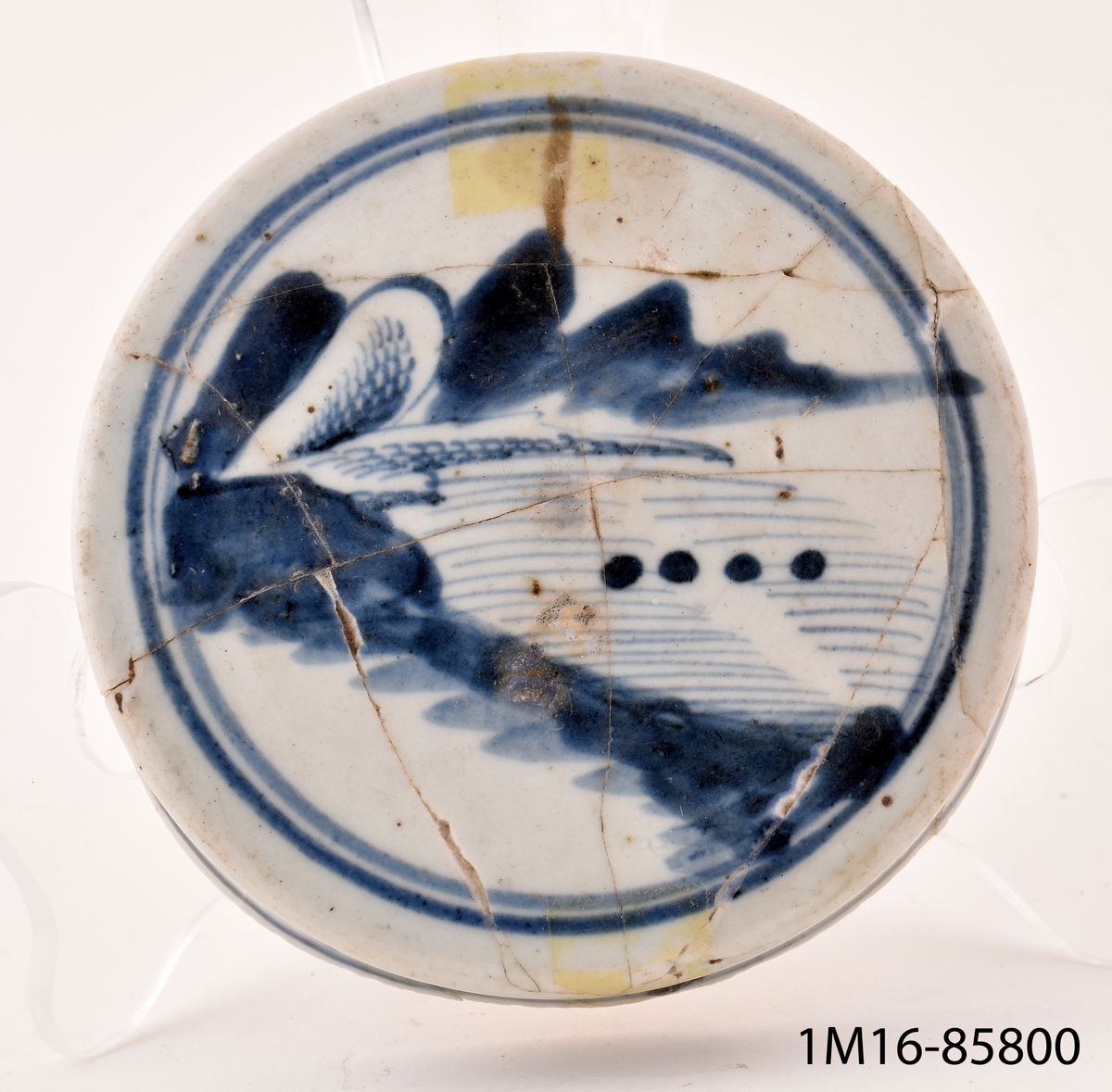 Urna med lock, rund, av kinesiskt porslin. Dekorerad i blått med pagodlandskap. Lagad.