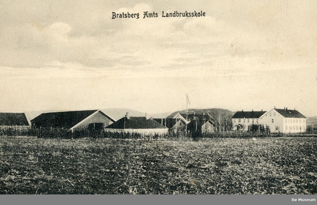 Postkort- Biletet viser Søve landbruksskule, tatt først i 1920-åra, eller før
