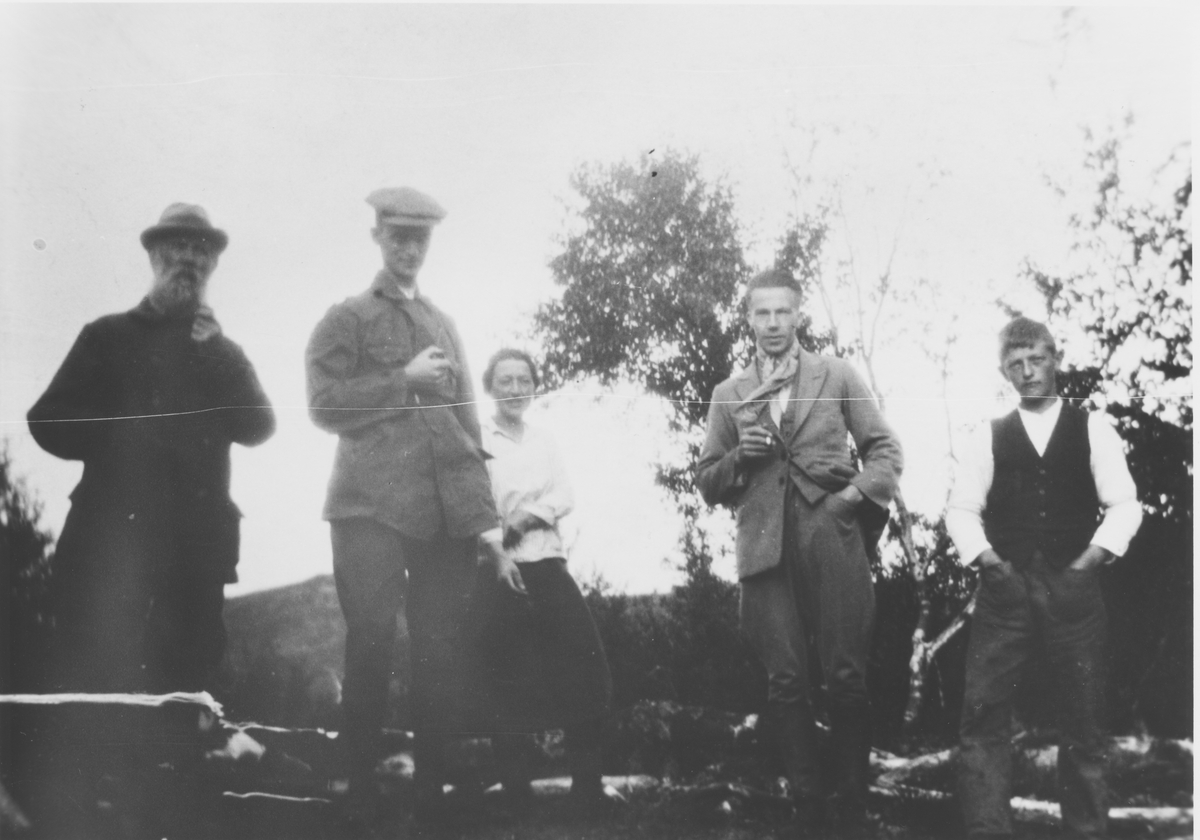 Sammenkomst på Bøvær i 1925.
Fra venstre: Julius Larsen (væreier) Bø, Jørgen Pedersen (væreier) Hamn, Nanna Larsen, Bø, Øyvind Aronsen (lærer), Hamn Frederik Abelsen, Bø.