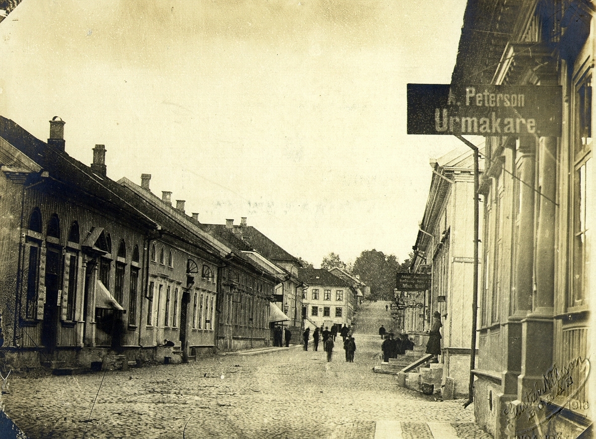 Stora Brogatan på 1880-talet med urmakare Peterson t.h.