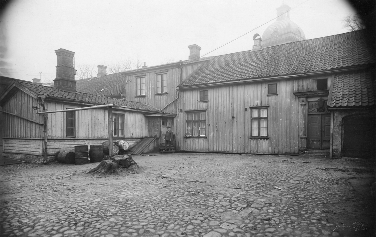 Gårdsinteriör från kvarteret Charon vid Österlånggatan år 1928.