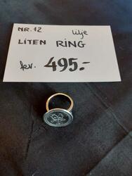 Lilje Ring, liten. kr 495,- (Foto/Photo)