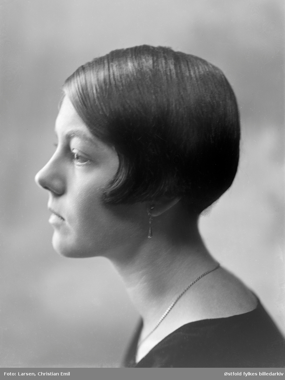 Portrett av ukjent ung kvinne med bobfrisyre og smykke i profil, fotoatelier, 1926.
