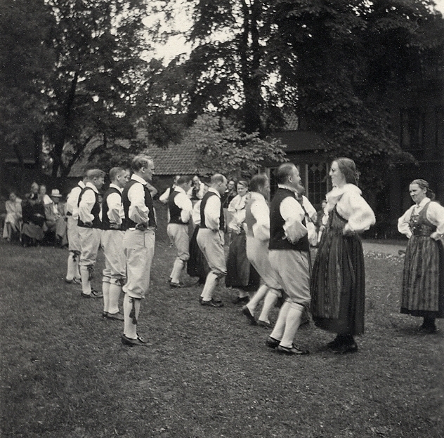 Ett folkdanslag dansar på en gräsmatta. 
Vid fotot text: "På Kulturen, där Folkdansens vänner, Malmö, dansar...".