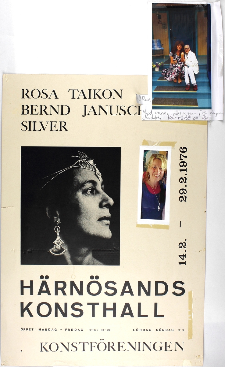 Affisch till smyckeutställning på Härnösands konsthall 1976. På affischen finns ett fotografi fasttejpat samt en lapp med text och fotografi i övre högra hörnet.