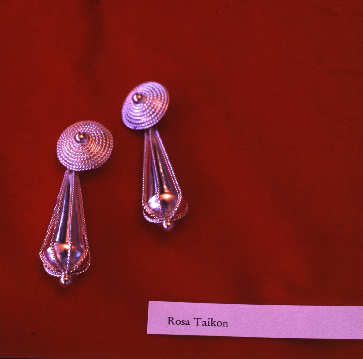 Örhängen i silver av Rosa Taikon.