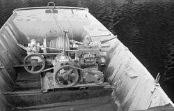 Bensinmotor-drevet vinsj ombord i varpebåt.