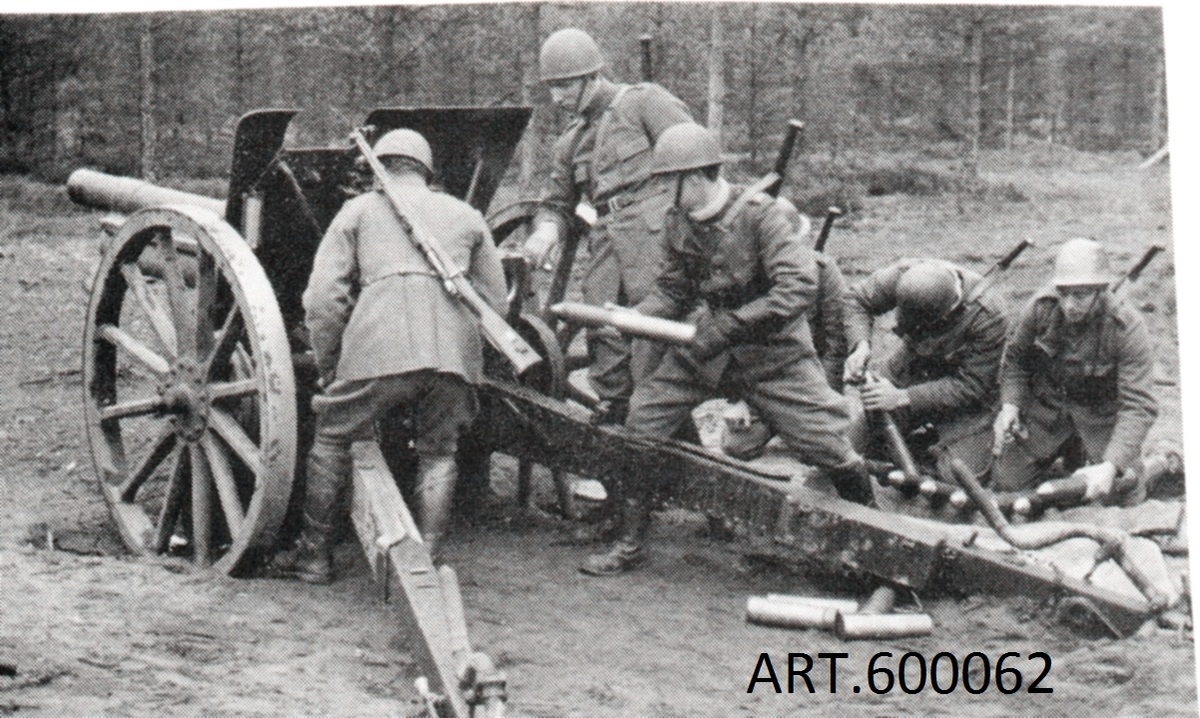 Under 30-talet saknades medel för att modernisera det relativt omoderna artilleriet. Olika åtgärder vidtogs som Carellihjul för att kunna dra de gamla ”hästpjäserna” vars hjullager gick varma om de drogs för fort.. Se mer om Carelli  för 15 cm positionshaubits m/06.

Under 20-talet hade Bofors lanserat flera nya artilleripjäser med V-lavetter (två lavettben att vinkla ut) som innebar att ett stort område i sida snabbt kunde täckas utan lyft av lavetten. Pengar saknades och beställningarna på Bofors var fåtaliga. Ett beslut togs, efter flera års försök, att till totalt 108 gamla 7,5 cm kanon m/02 köpa V-lavetter vilket blev ”m/02-33”. De första 60 gjordes först med trähjul för att dras efter hästar men ändrades, i likhet med den andra halvan av beställningen till metallhjul och då kunde de alla dras efter fordon. Fanns i fältförband 1935- 1950. 

VIKT		1 440kg
SKOTTVIDD/AM	Max elevation 42 grader, tabell till ca 10 km