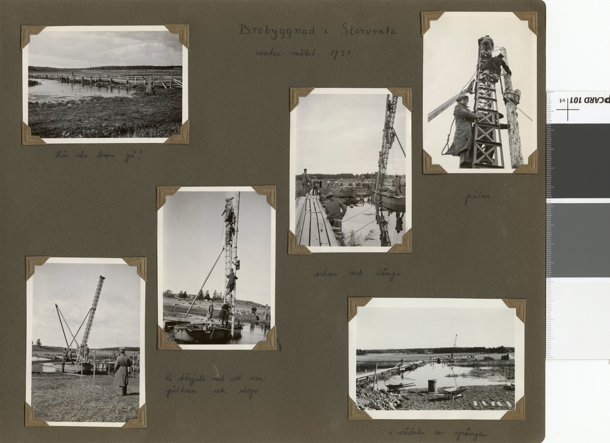 Text i fotoalbum: "Brobyggnad i Storvreta under mötet 1931. Vi började med att reda pålkran och slogo ned långa pålar i närheten av spången".