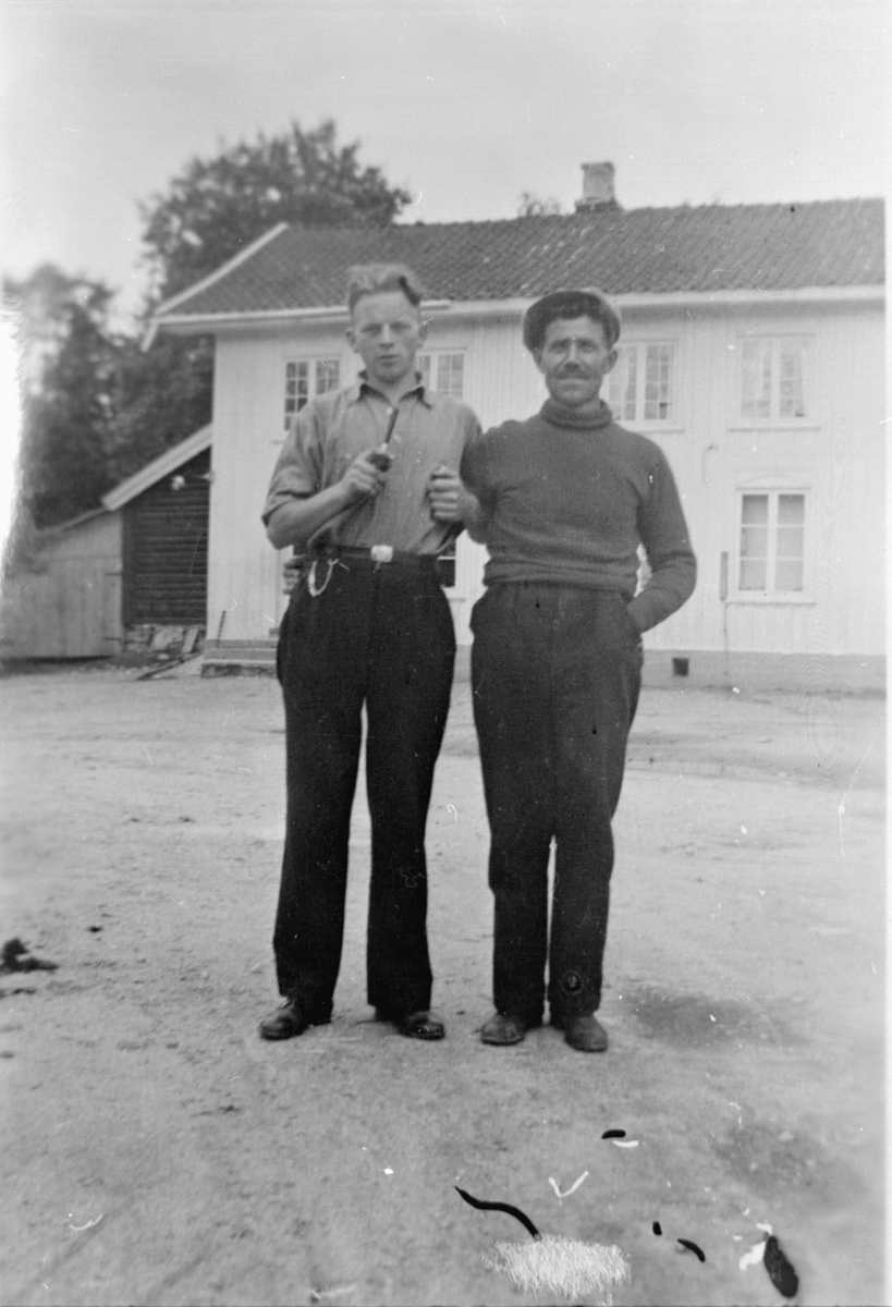Personar med bil ved Løvlund i 1942.  På bilde nr. 1 (Tre kvinner framfor): Frå høgre Aslaug Folkestad Glenna, Ragna Glenna Eilefsen, tredje person ukjent.