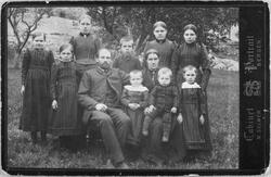 Familien Bogsnes på Husnes i Kvinnherad kommune, før 1900. B