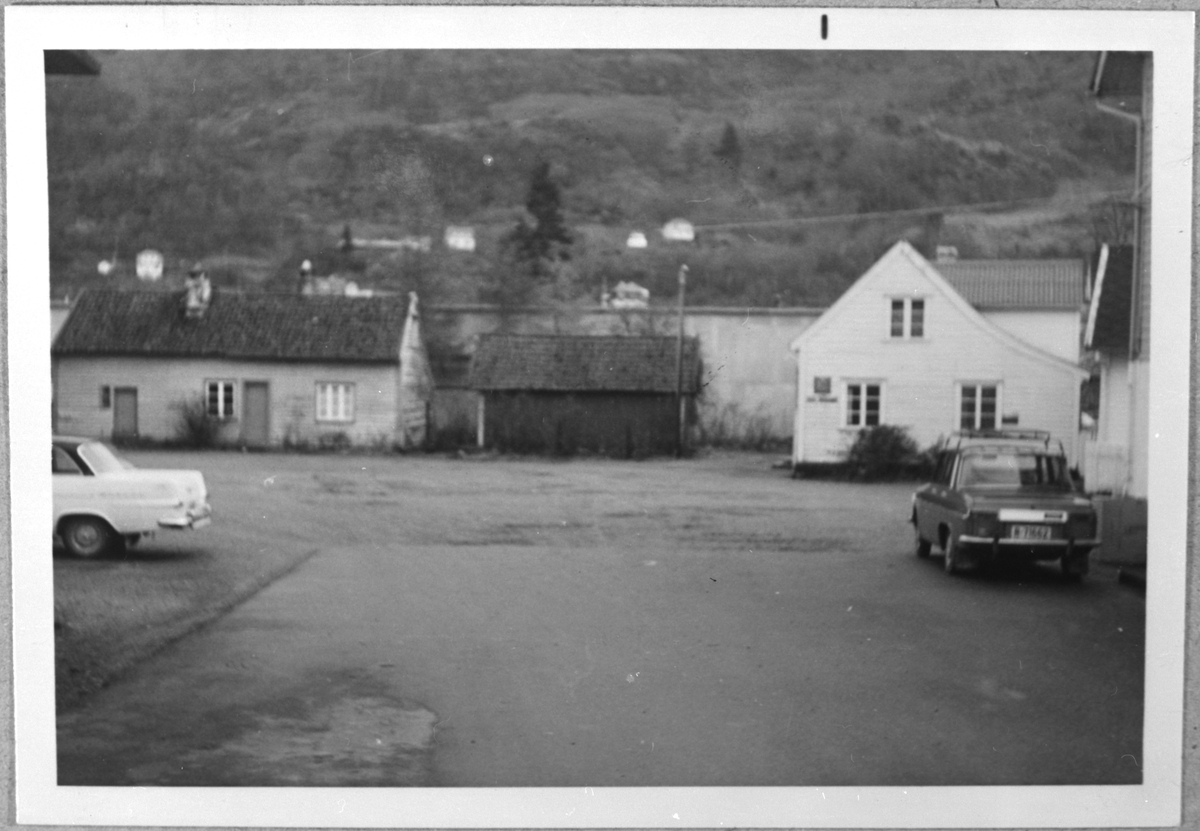 Utsnitt frå Skånevik, ca. 1950. Det gamle posthuset til høgre.