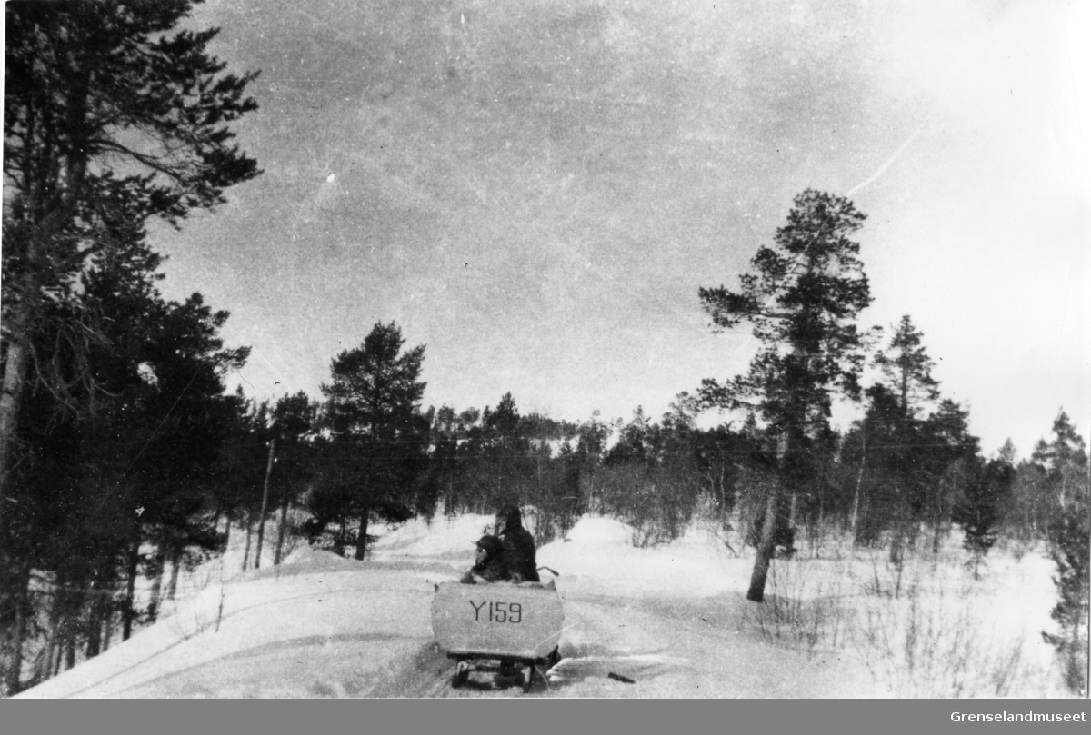 Forløper til snøscooter. Motorsykkel med sluffe.
Fører var Elberg Håbeth.