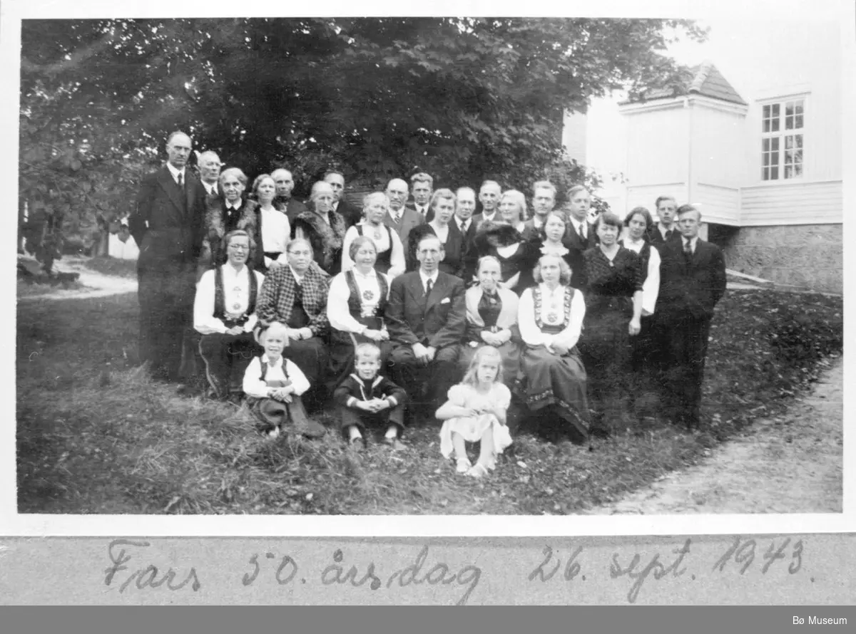 Neri Valens 50 års Dag Bildet Frå Verandane På Valen Bak Neri Valen Med Døtrene Marit Valen 