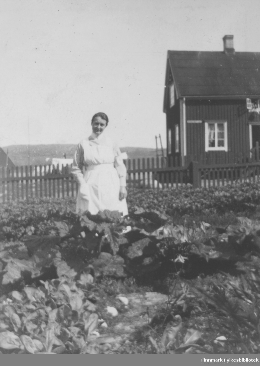 "Søster Thea" står i midten av kjøkkenhagen. Stedet er Kirkenes før krigen.