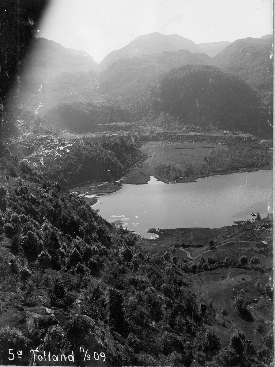 Totland, utsikt over fjord og dal