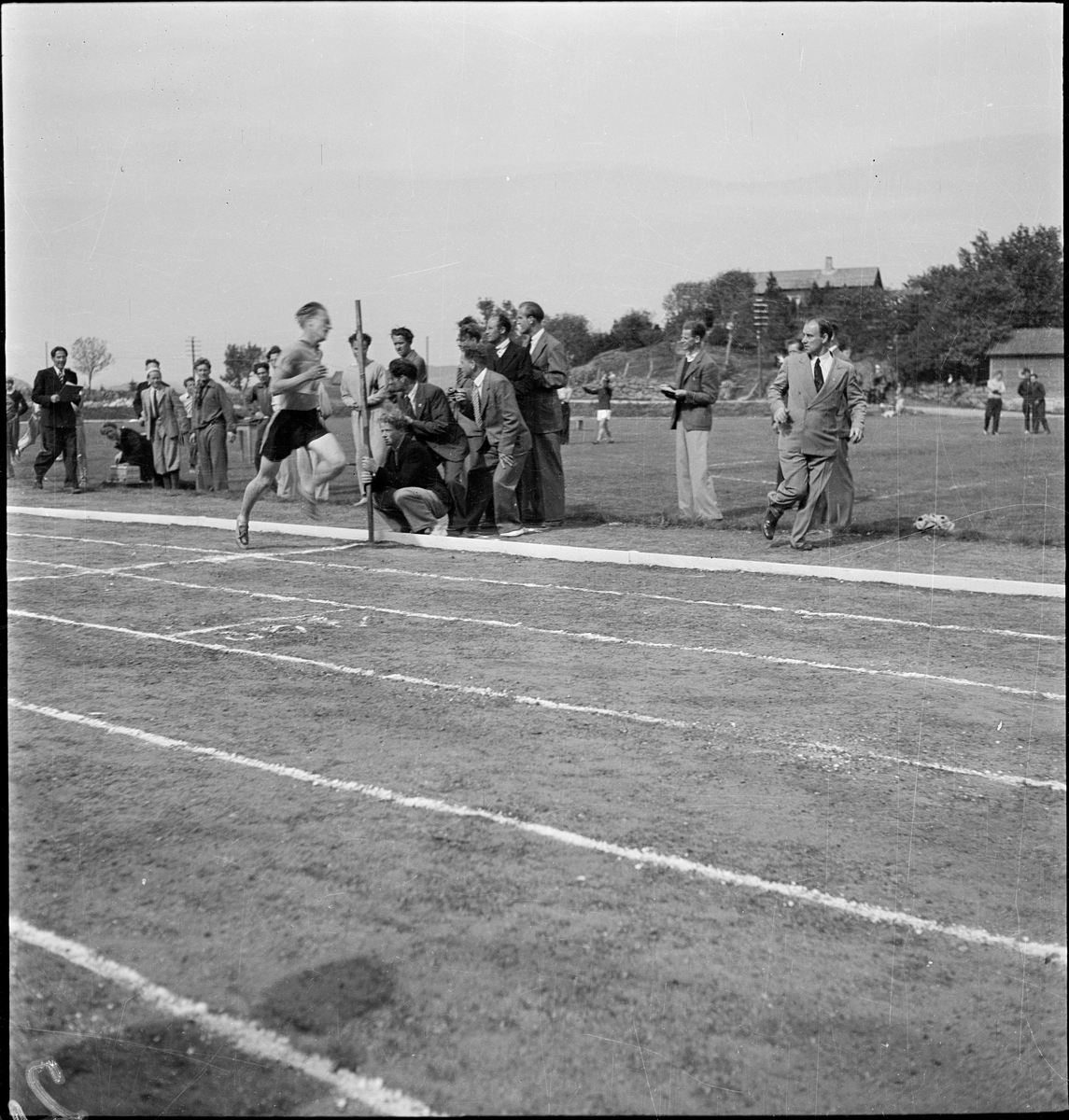 Friidrettsutøvere i et løp på idrettsmarka i Egersund.