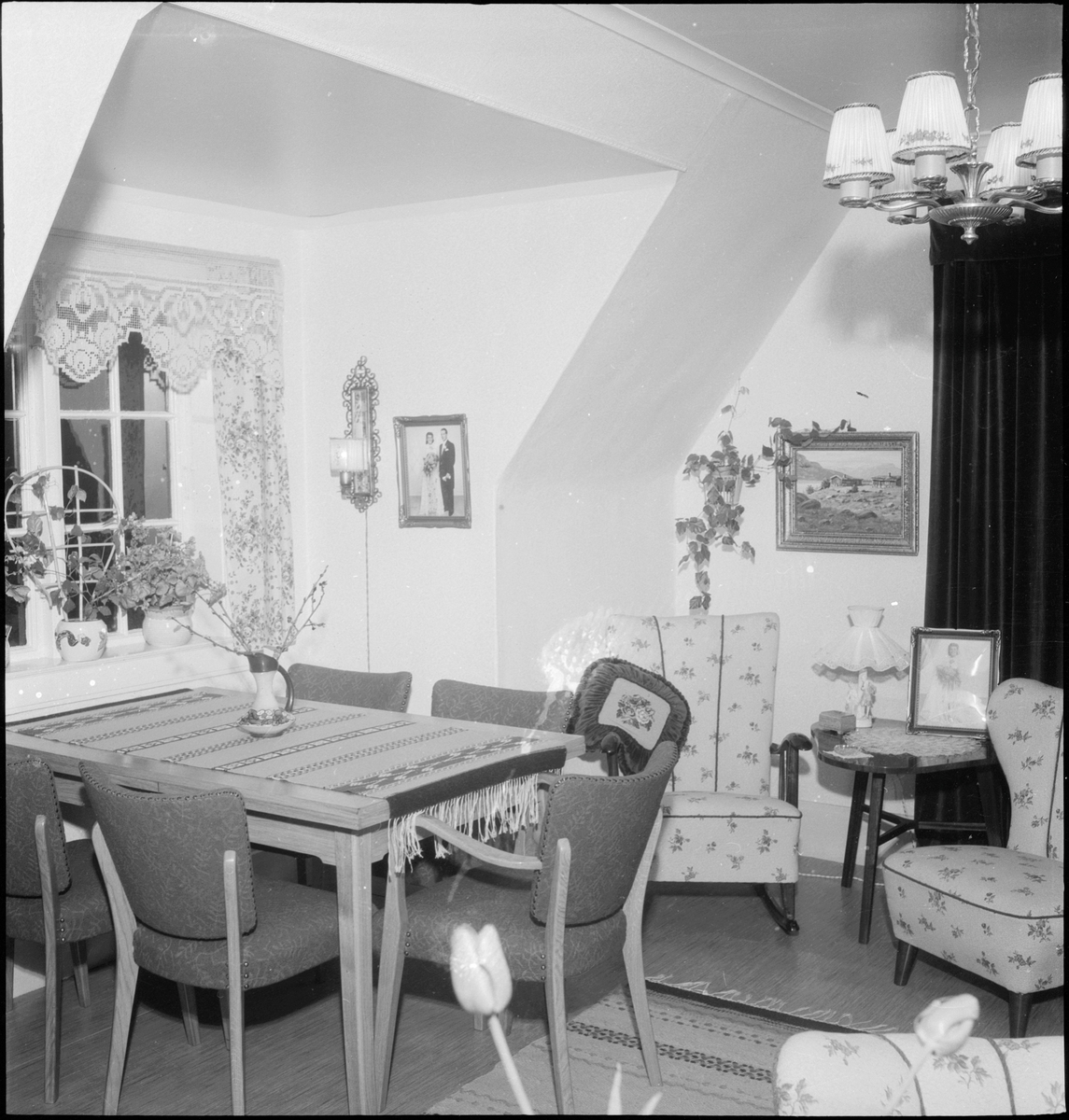 Interiørbilder fra huset til Eva Lind i Egersund. Det er bilder av soverommet, stua, lesekrok, arbeidsplass, kjøkken, spisebord, gang og vaskerom.