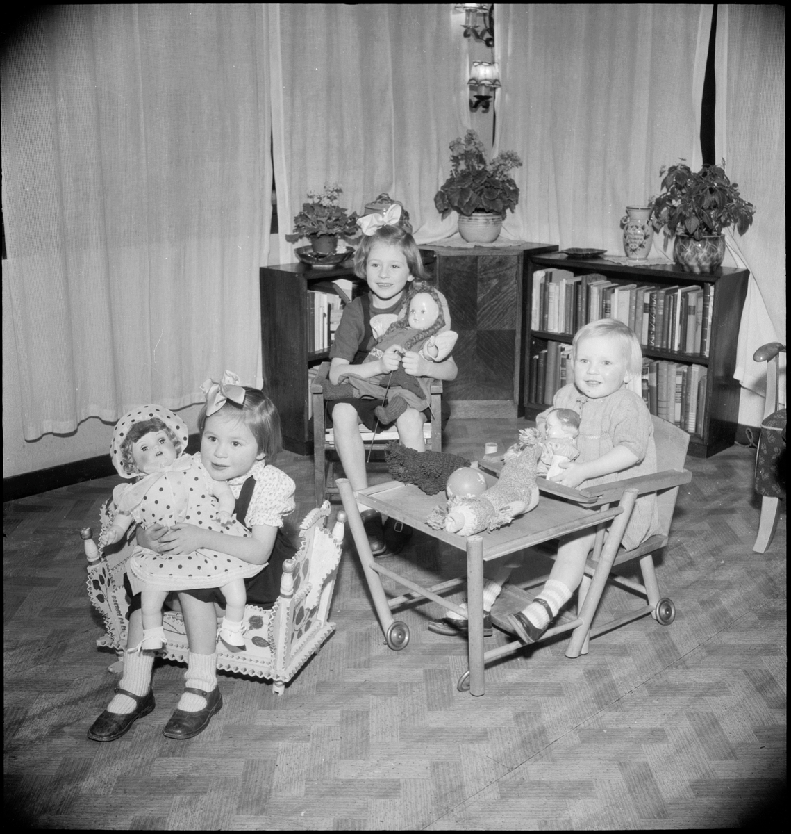 Pastor Reigstad, med kone og tre døtre. Det er bilder av familien i stua, og når de leser for barna. Det er også bilde av barna som leker og bader.