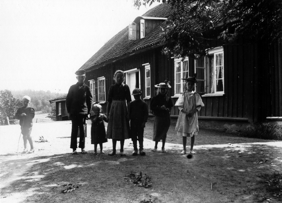 En grupp med barn fotograferade utanför Östad barnhus.