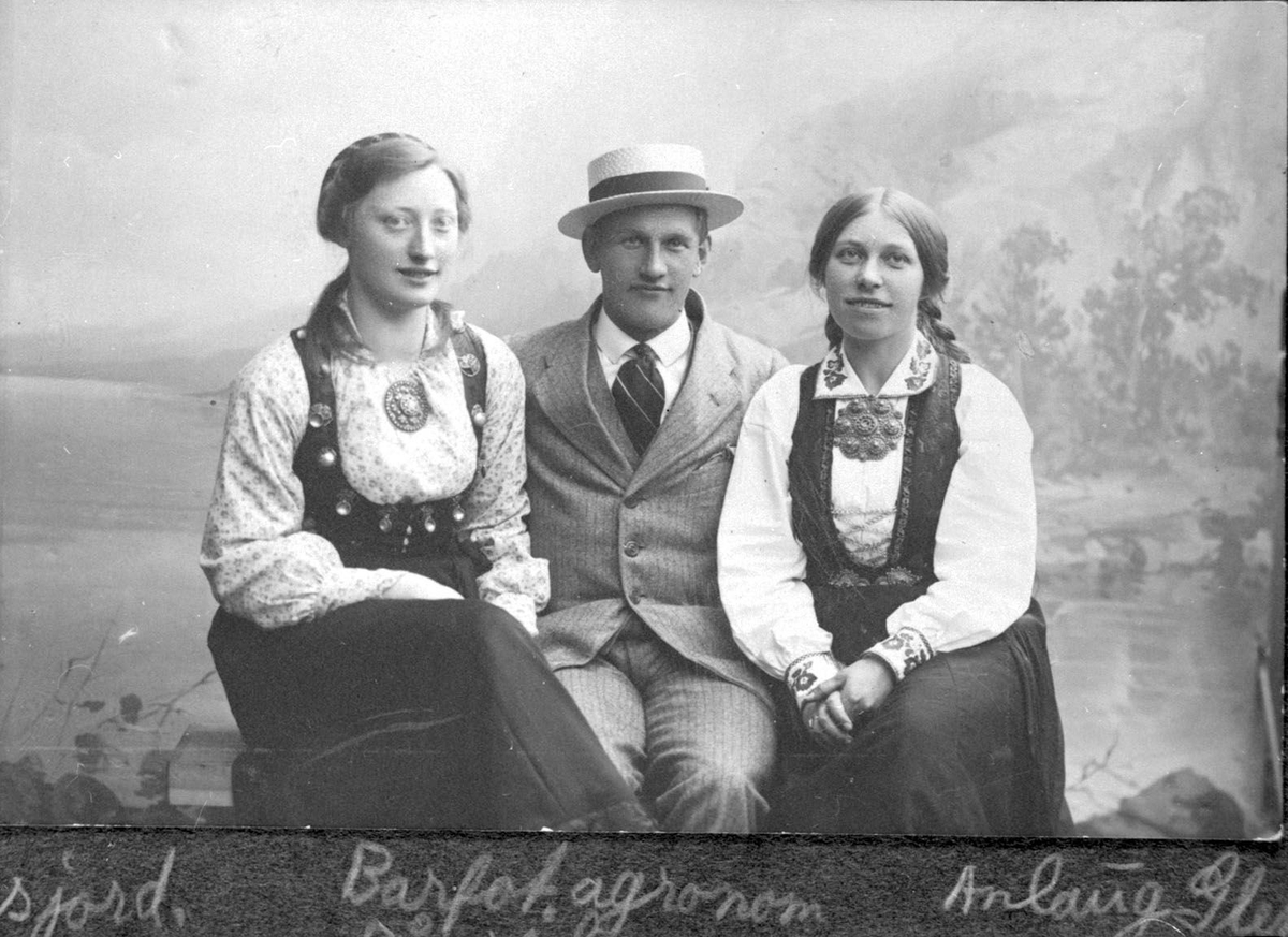 F.v Ingeborg Halvorsdotter Sisjord, i midten agrnom Barfot og til t.h er Anlaug Jonsdotter Glennahaugen