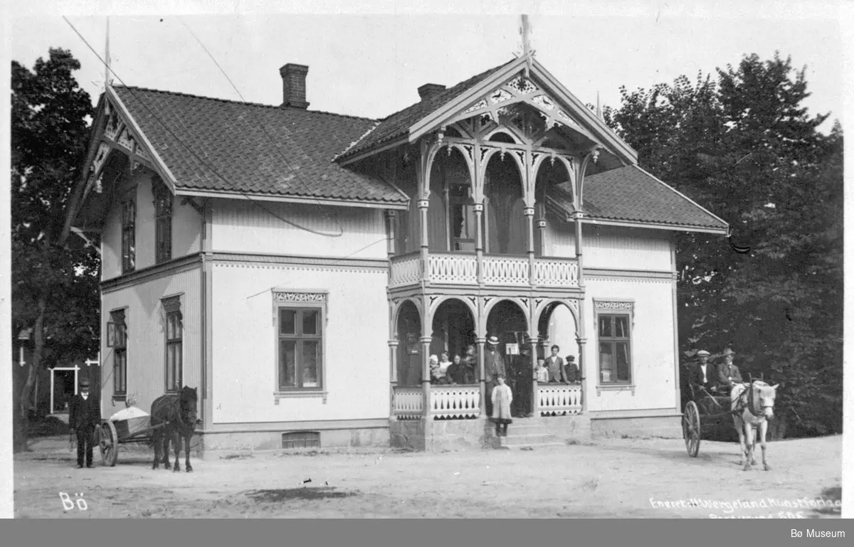 Åheim landhandel på Oterholt i Bø (nåv. Bø Museum) fotografert med folk ...