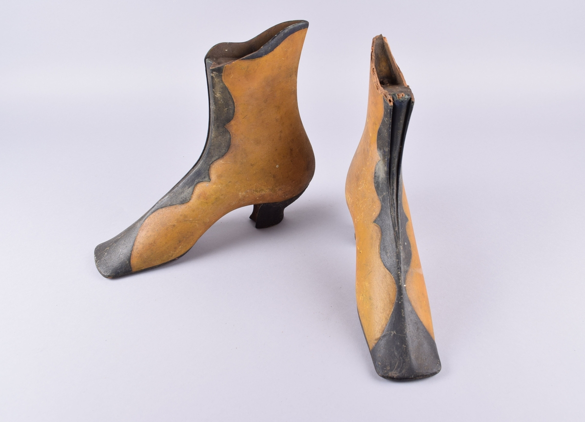 Modeller av damestøvler til bruk i utstillingsvindu. Malt tre