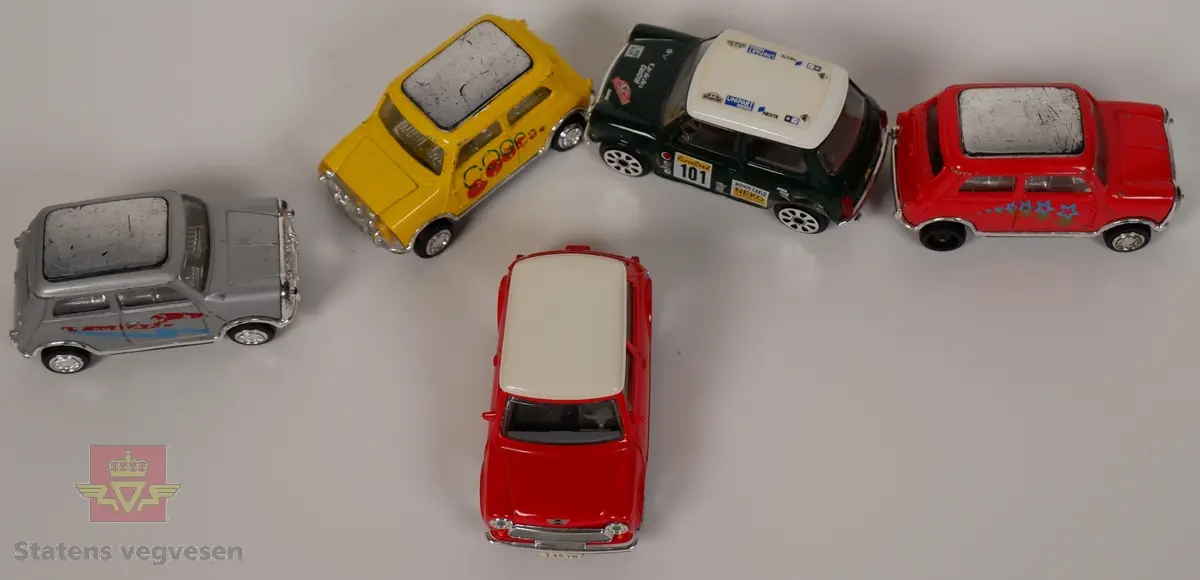 Fem miniatyrbiler av Mini Cooper. Bilene har ulike farger og har hovedfargene gul, grønn, sølv og rød. Bilene er laget av metall med understell og detaljer i plast. Miniatyrene er laget av to forskjellige produsenter. Den ene produsenten har merket med skala 1:43.
