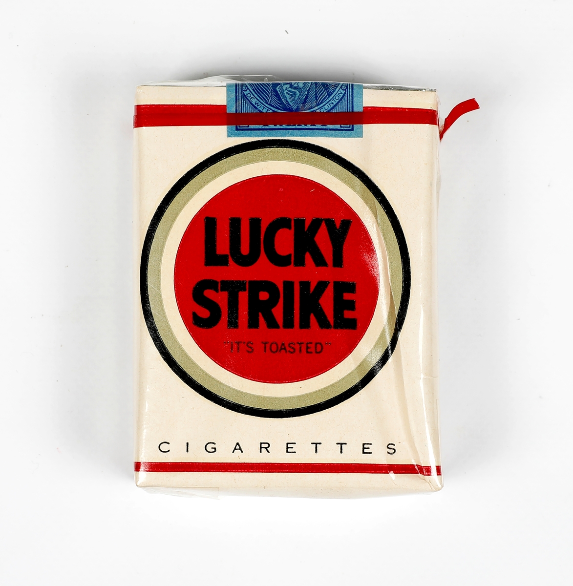 Lucky Strike sigarettpakke med plast rundt. Uåpnet. Fra Stay Behind lageret.