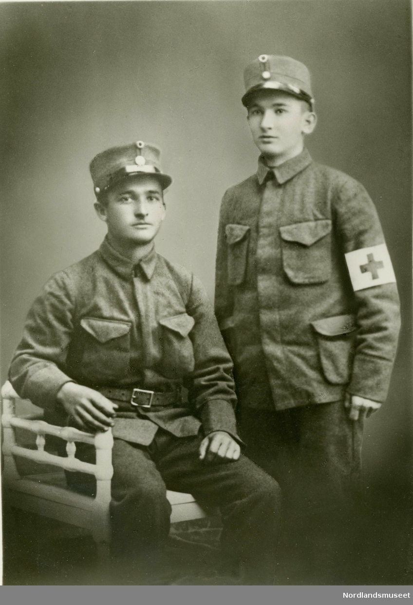 To menn i uniform. Fra venstre Andor Kristian Adolfsen (1900) og Johan Haumann Adolfsen (1896), brødre fra Marhaug.