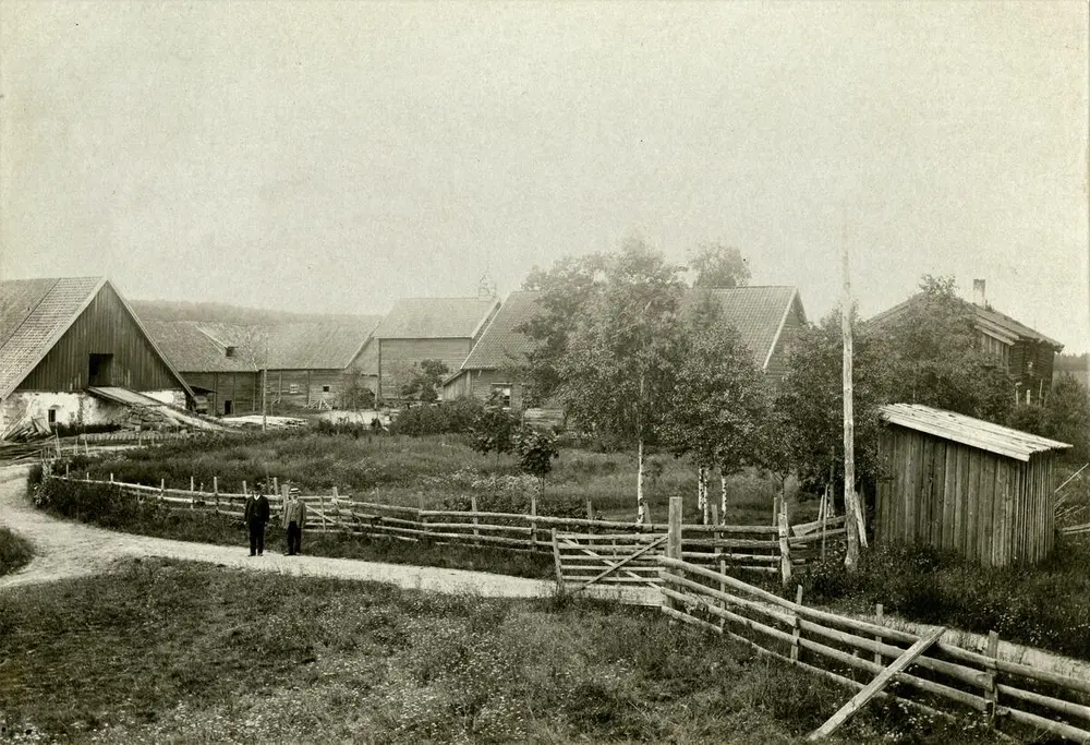 Bildet viser Gamle Hvam før restaureringen av Svalgangsbygningen i 1910.