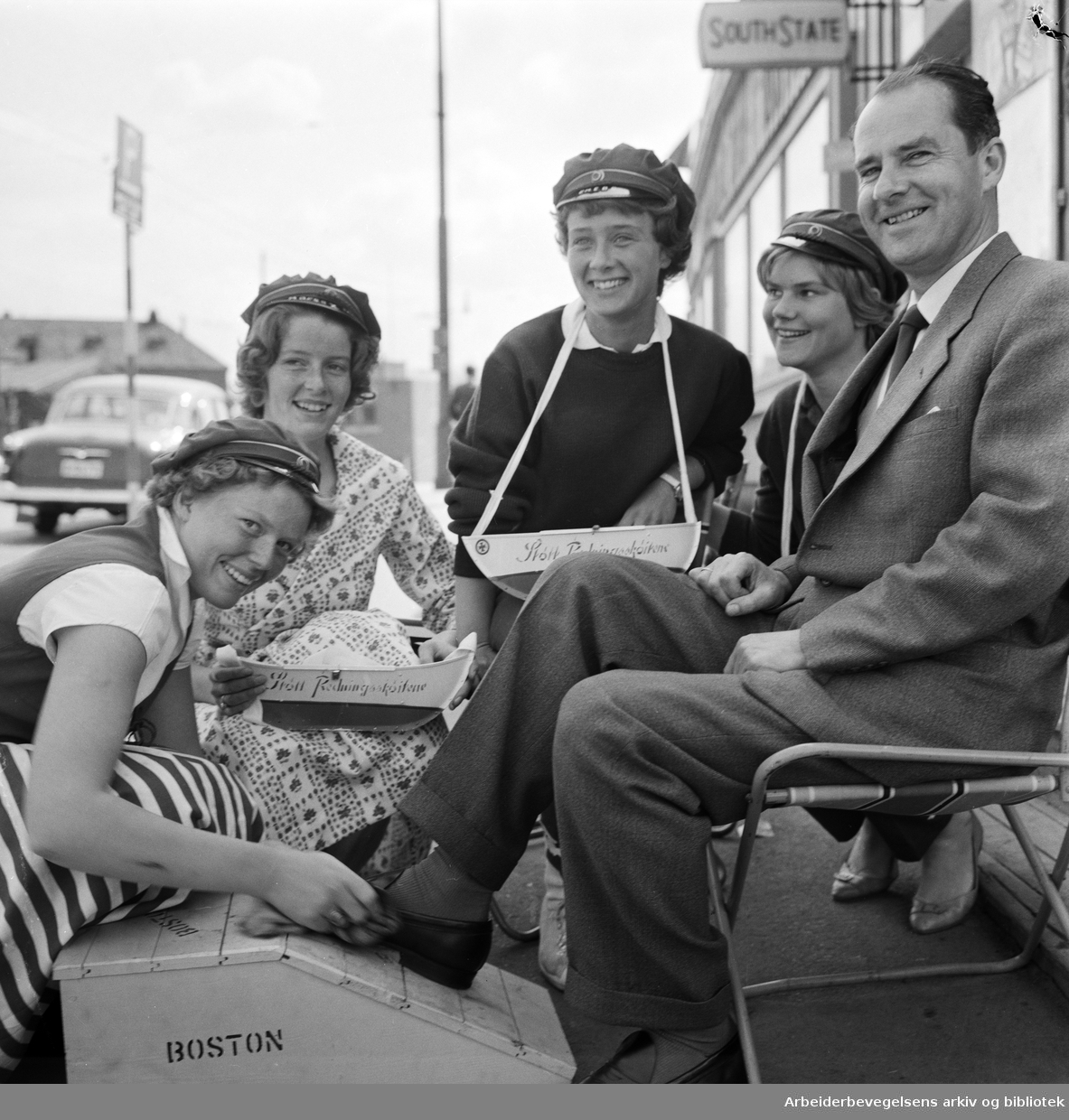 Russen pusser sko til inntekt for Redningsselskapet. Fra venstre: Eva Selbak, Kirsti Koch, Brit Fredheim, Maria Lefdal og Jon Ingvalstad Hanssen. Mai 1960.