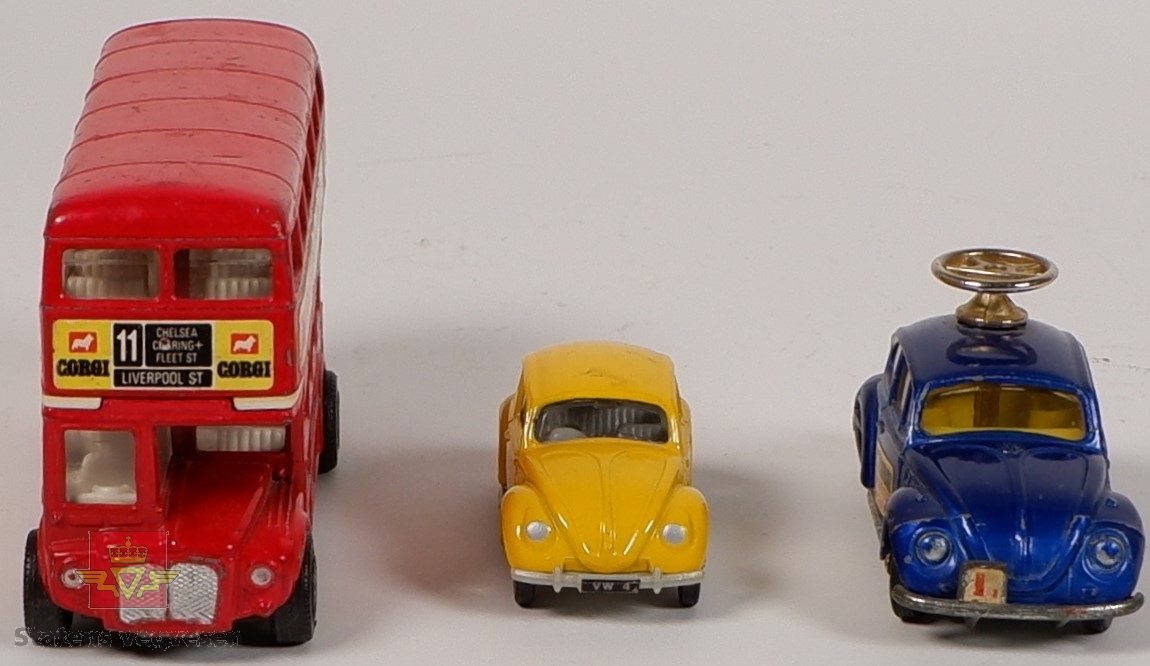 Tre miniatyrbiler i forskjellige farger. To av bilene er Volkswagen Type 1, og den tredje bilen er en Londonbuss. Har hovedfargene gul, rød og blå. Bilene er laget hovedsakelig i metall med understell og detaljer i plast.
