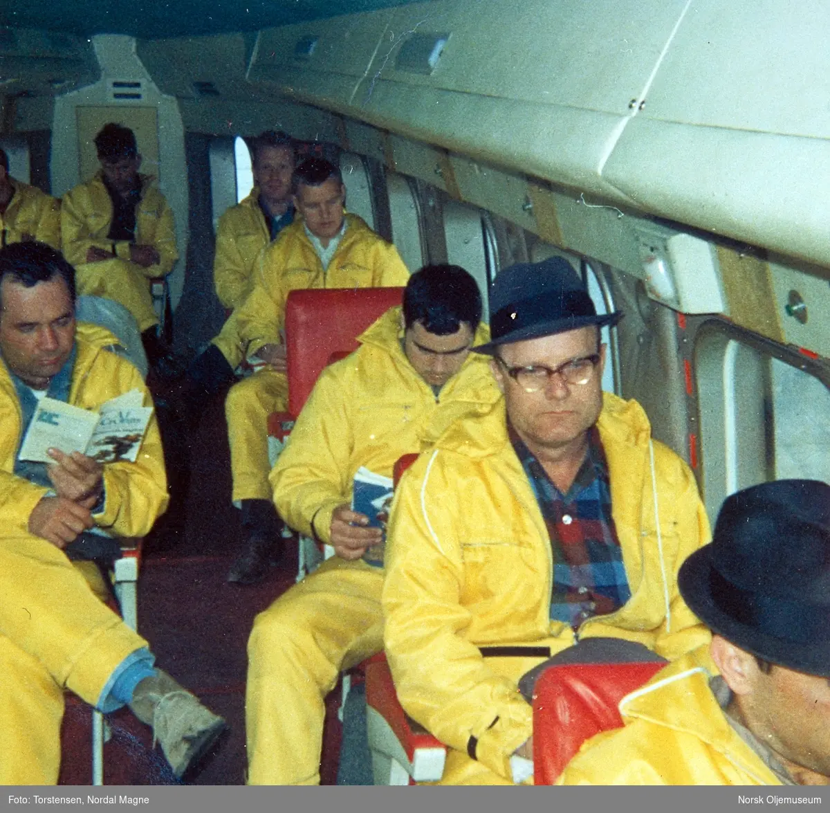 Sånn så de ut, Odeco-ansatte på vei til Ocean Traveier i 1967. Helikopteret var av typen S-61N og de reisende ble utstyrt med en form for kjeledresser. Hatten kunne de selvsagt ha på under flygningen.