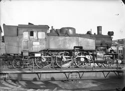 Damplokomotiv type 32c 389 på svingskiven utenfor verkstedha