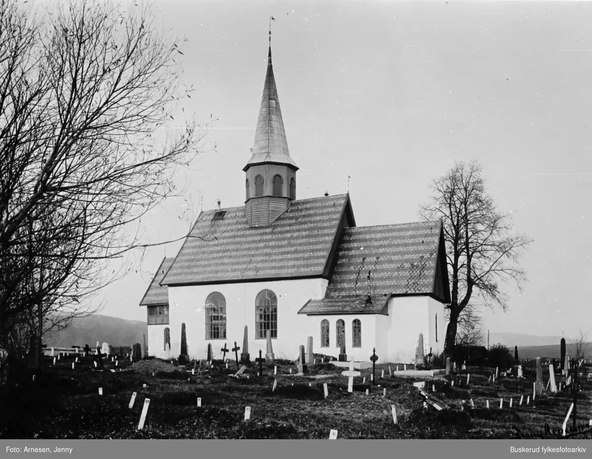 Hedenstad kirke.Hedenstad kirke er en langkirke fra 1100–1200 i Kongsberg kommune i Viken. Byggverket er i stein og har 170 plasser.