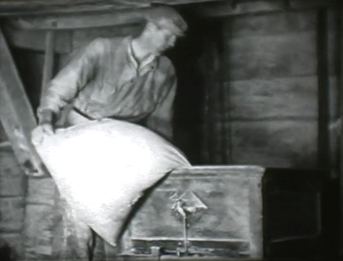 Filmen visar arbetet vid kvarnen med bland annat mjölning och sågning. Troligen upptagen runt 1940.