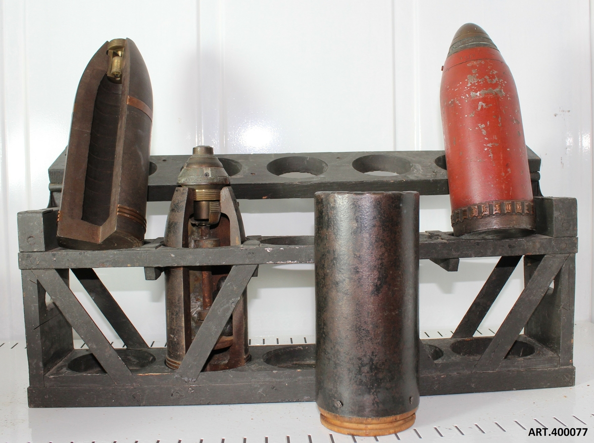 Granater för pjässystem 1881, 8,4cm bakladdade kanoner med 24 räfflor, här i bärannordning för granatkartesch (GRKT).
Till vänster en spränggranat uppbyggd av ringskivor för ökat splitterverkan med anslagsrör.
Tvåa från vänster en granatkartesch med dubbelrör, tid och anslagsrör.
Trea från vänster en granatkartesch m/1881.
Längst till höger en spränggranat.

